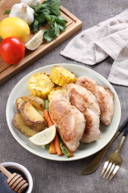 Kızarmış tavuk göğsü, sebze ve salata.