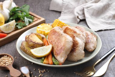 Pirinç ve sebzeli tavuk göğsü.