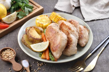 Izgara hindi göğsü fileto ve sebze..