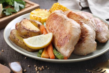 Lezzetli tavuk göğsü ve sebzeli tabak, yakın plan.