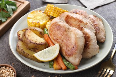 Patates ve sebzeli ızgara tavuk.