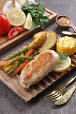 Sebzeli fırında tavuk göğsü