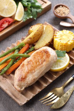 Sebze ve soslu ızgara somon bifteği.