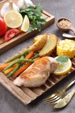 Kızarmış tavuk budu ve patates.