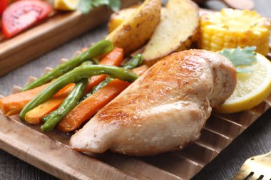 Tepside sebzeli kızarmış tavuk.