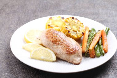 Izgara hindi göğsü ve sebze