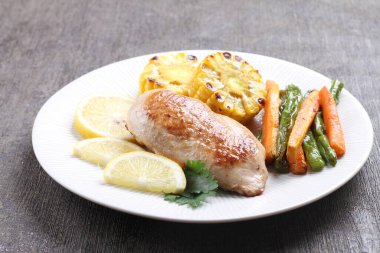 Kızarmış hindi göğsü ve sebze.