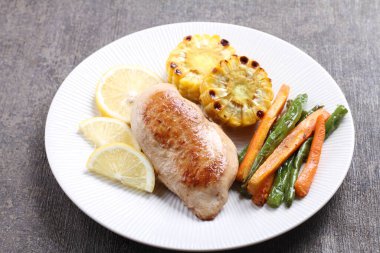 ızgara tavuk, sebzeli yakın çekim