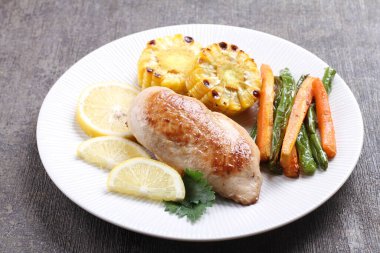 Izgara tavuk göğsü ve patates.