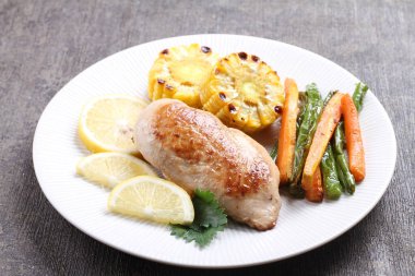 Kızarmış tavuk göğsü, patates ve sebzeli.