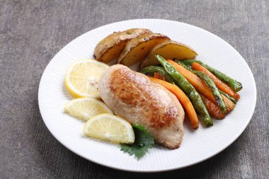 ızgara tavuk göğsü ve kuşkonmaz ile sebze.