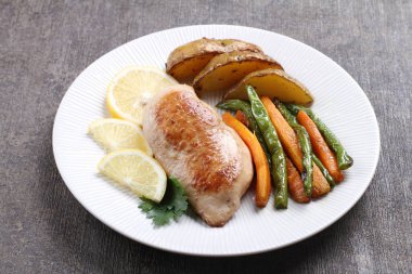 kızarmış balık patates ve kuşkonmaz ile