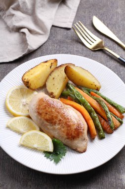 Kuşkonmaz ve limonlu kızarmış ördek.