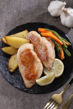 Limonlu ızgara tavuk göğsü