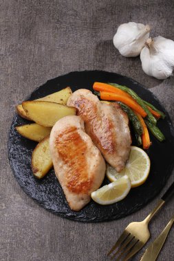 Kızarmış hindi göğsü ve sebzeler.