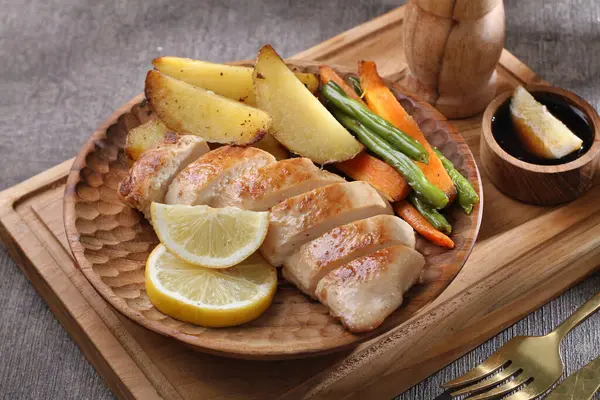 Kızarmış tavuk, patates ve salata.