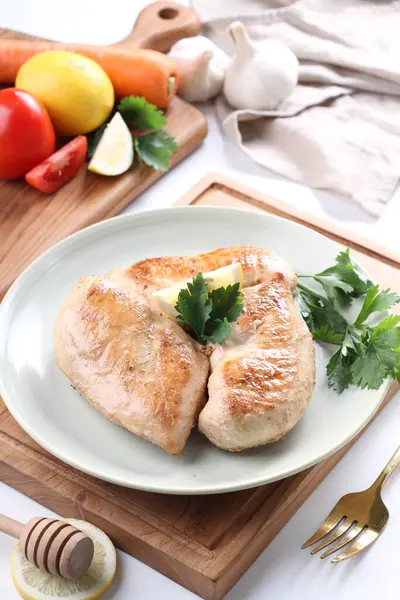 Masada leziz kızarmış tavuk göğsü olan tabak.