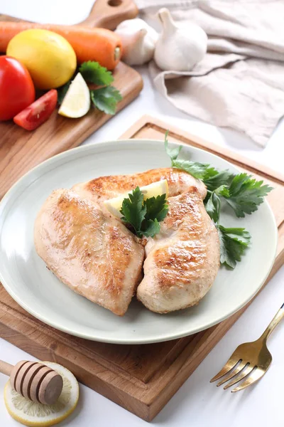 Limonlu tavuk göğsü filetosu.