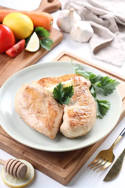 Tahtada sebzeli ve baharatlı tavuk göğsü filetosu..