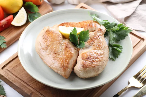 Limonlu taze tavuk göğsü.