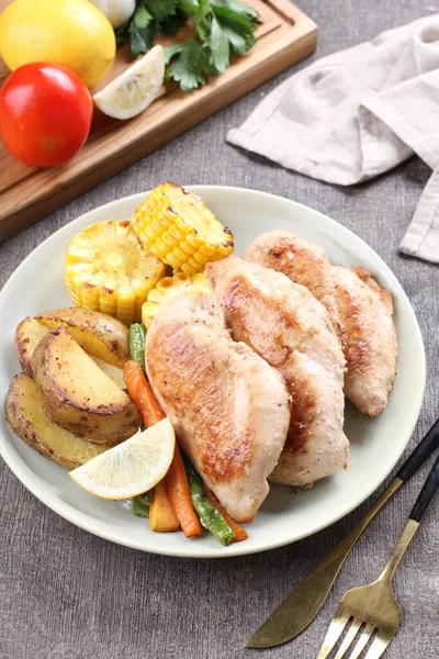 Patates ve sebzeli tavuk.