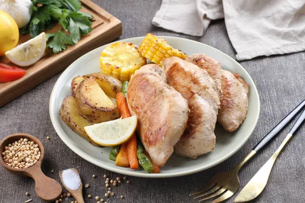 Izgara hindi göğsü fileto ve sebze..