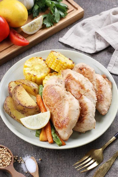 Kızarmış tavuk, sebze ve salata.