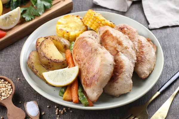 Kızarmış tavuk göğsü, sebzeli ve beyaz tabakta baharatlı. en üstteki görünüm