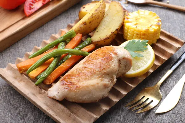 Patates ile pişmiş tavuk göğsü