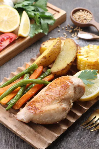 Sebzeli ızgara tavuk filetosu.