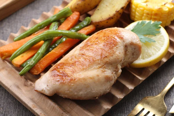 sebze ve baharatlı tavuk göğsü.