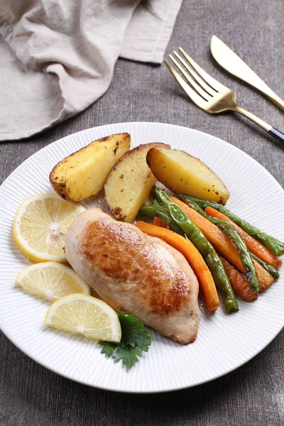 Kuşkonmaz ve limonlu kızarmış ördek.