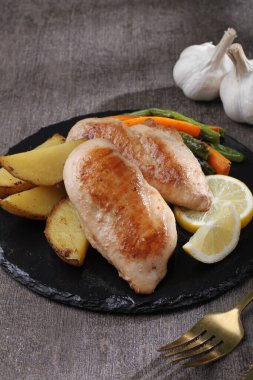 Tavuk fileto ve sebze.