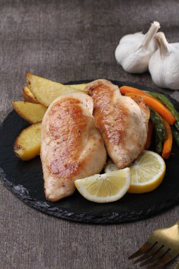 Limonlu ve otlu tavuk göğsü.