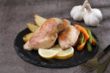 Limonlu kızarmış tavuk bacağı.