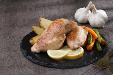 Tahta arka planda sebzeli tavuk budu ve baharat.