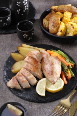 Patates ve sebzeli ızgara tavuk göğsü.