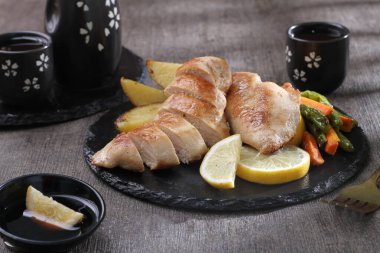 Sebzeli ve soslu ızgara somon.