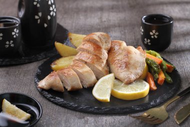 Sebzeli kızarmış tavuk.