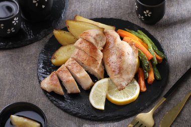 Tavuk budu, kızarmış patates ve kuşkonmaz.