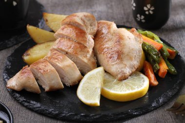 Sebze ve limonlu ızgara tavuk.