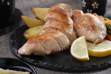 sebzeli tavuk göğsü ve limon.