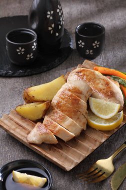 Limonlu ve otlu kızarmış tavuk.