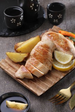 Limonlu kızarmış tavuk ve biberiye.