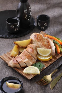 Ballı ve limonlu tavuk göğsü.