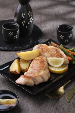 Limonlu kızarmış tavuk ve sebze.