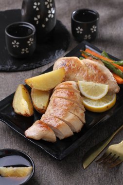 Izgara somon ve limonlu sebze