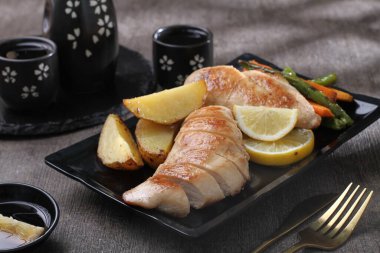 patates ile kızarmış som balığı