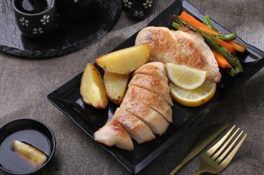 Pişmiş tavuk ve sebze.