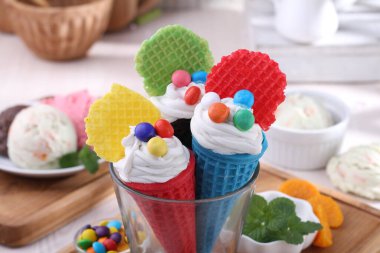 Renkli meyveli dondurma.